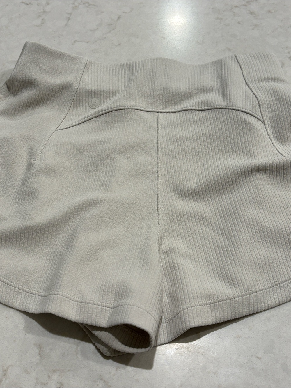 Lululemon Ribbed Softstreme
High-Rise Short 2" Bone Size 6 |
Ultra-Soft Lounge - Picture 8 of 14